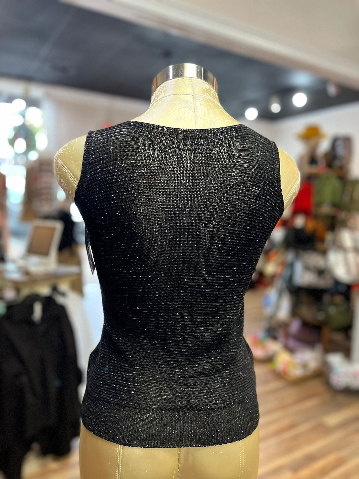 SLEEVELESS TOP
