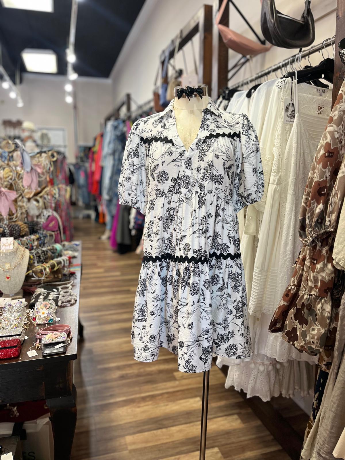 WHITE DRESS WITH BLACK PATTERN