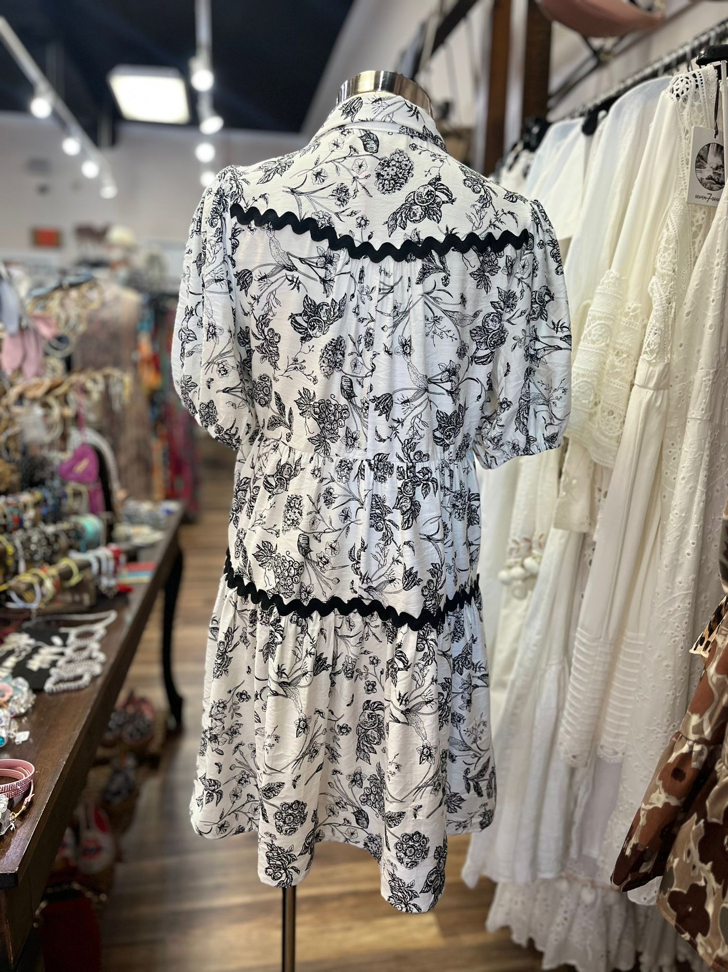 WHITE DRESS WITH BLACK PATTERN