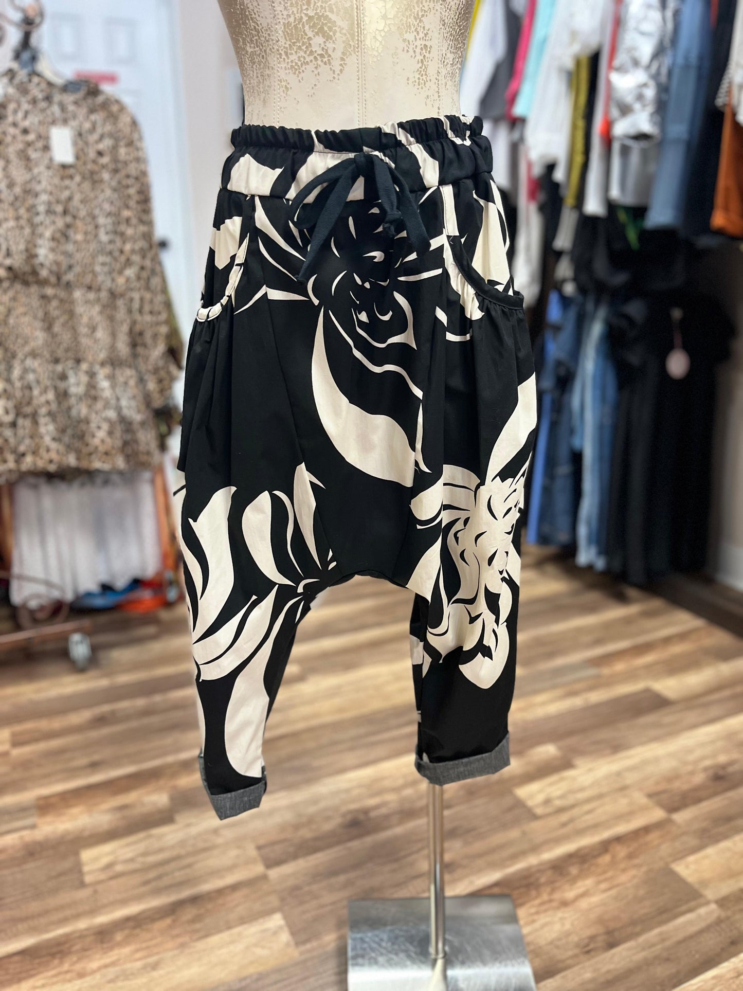 PANTS WITH FLOWER DESIGN