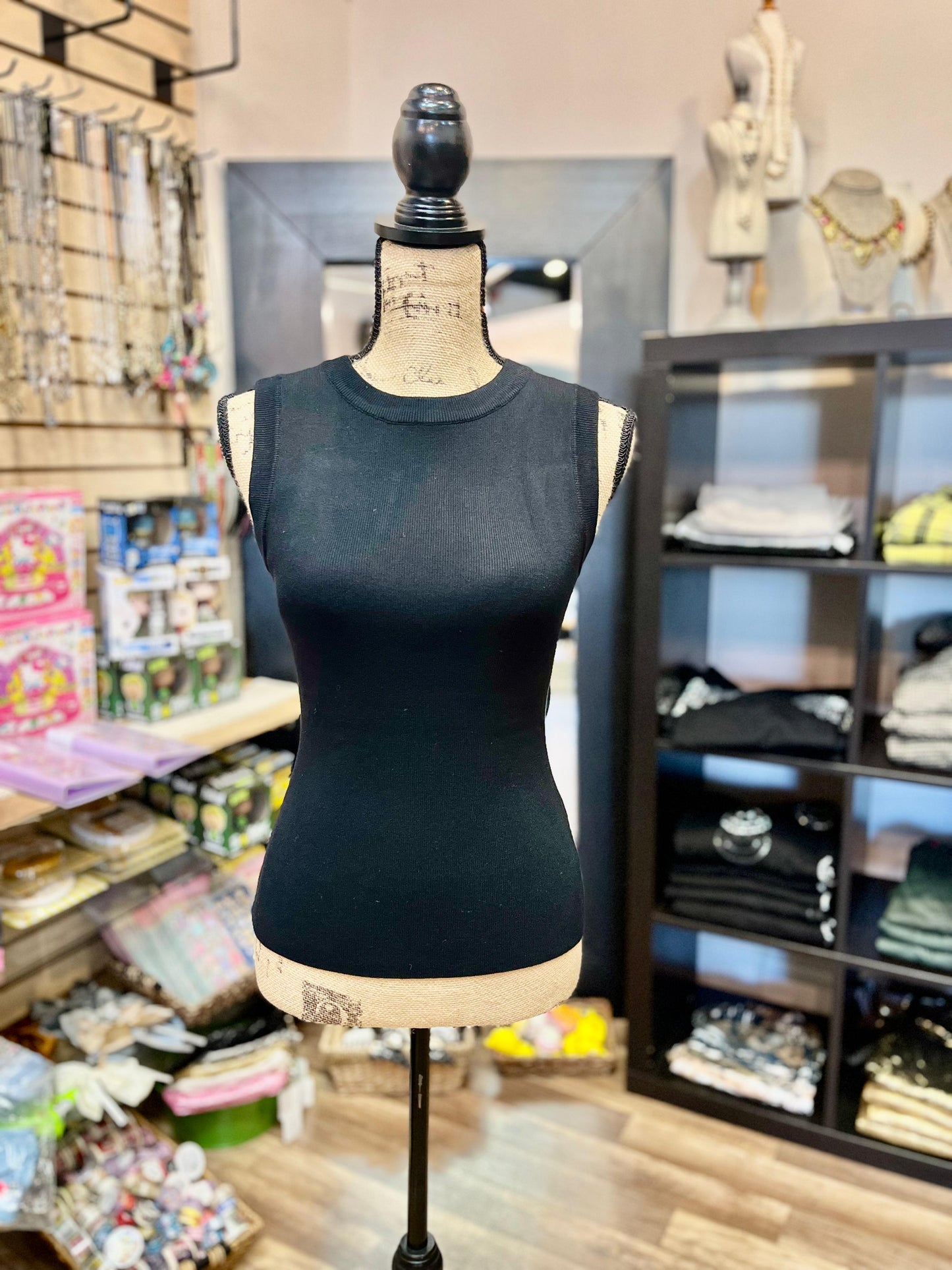 SLEEVELESS ROUND NECK TOP