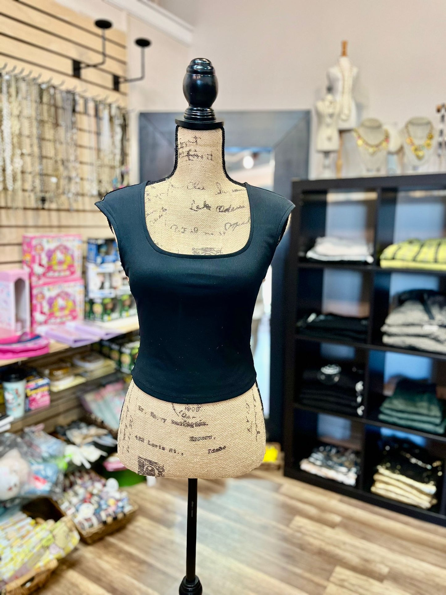 SCOOP NECK CROP TOP