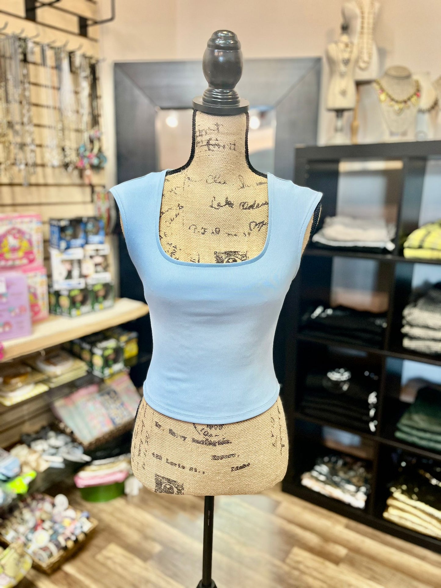 SCOOP NECK CROP TOP