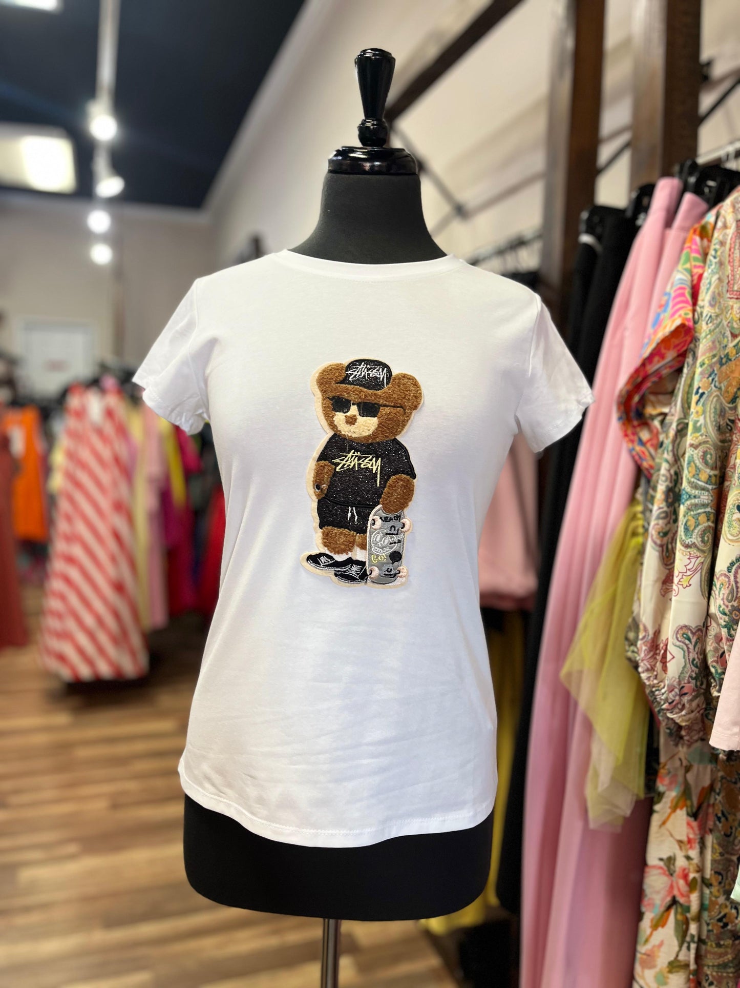 Bear T-Shirt dressed in black Skateboard