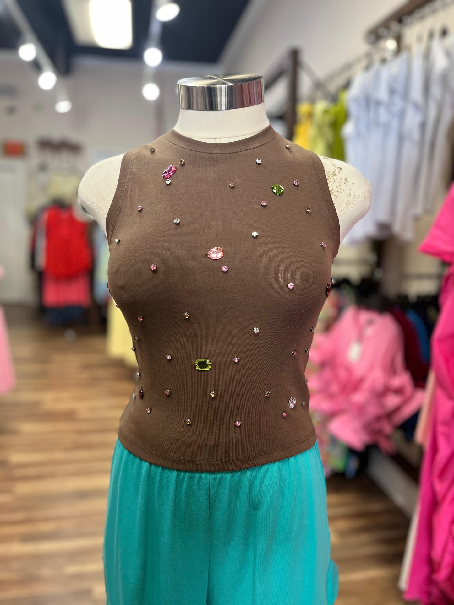 SLEEVELESS SHIRT WITH RHINESTONES