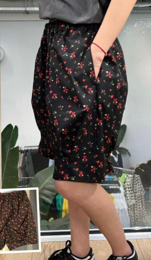 FLOWER PATTERN BLACK SHORTS