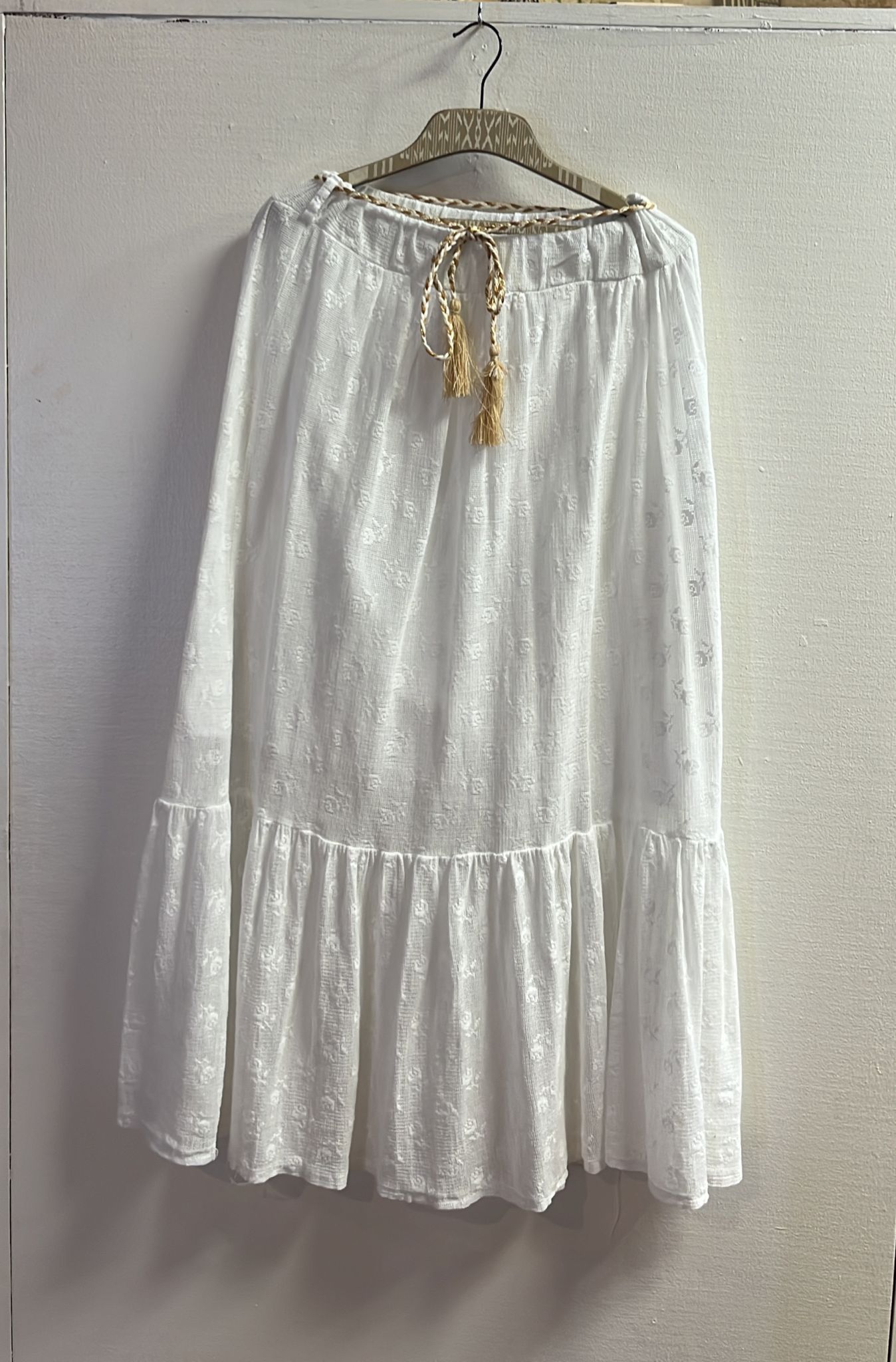 WHITE SKIRT