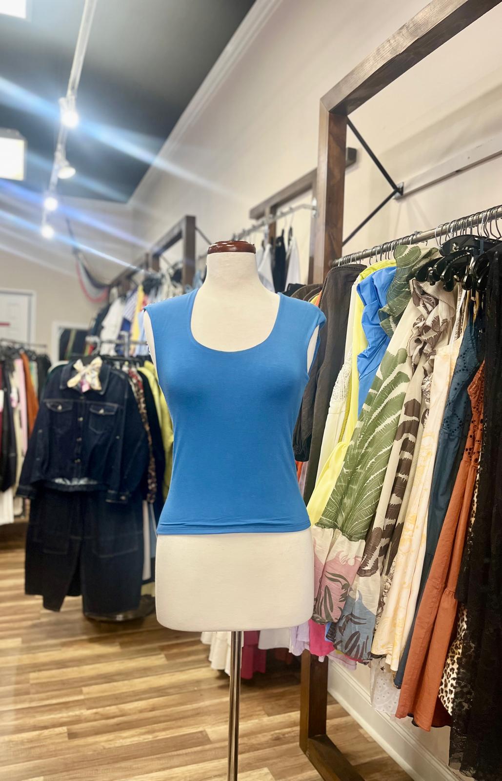 Sleeveless Scoop Neck Fitted Top